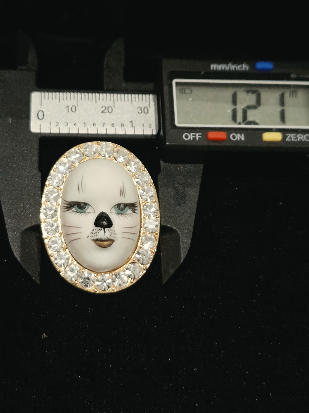 Vintage Anthropomorphic "Cat Lady" Porcelain And Rhinestone Brooch - Picture 4 of 4